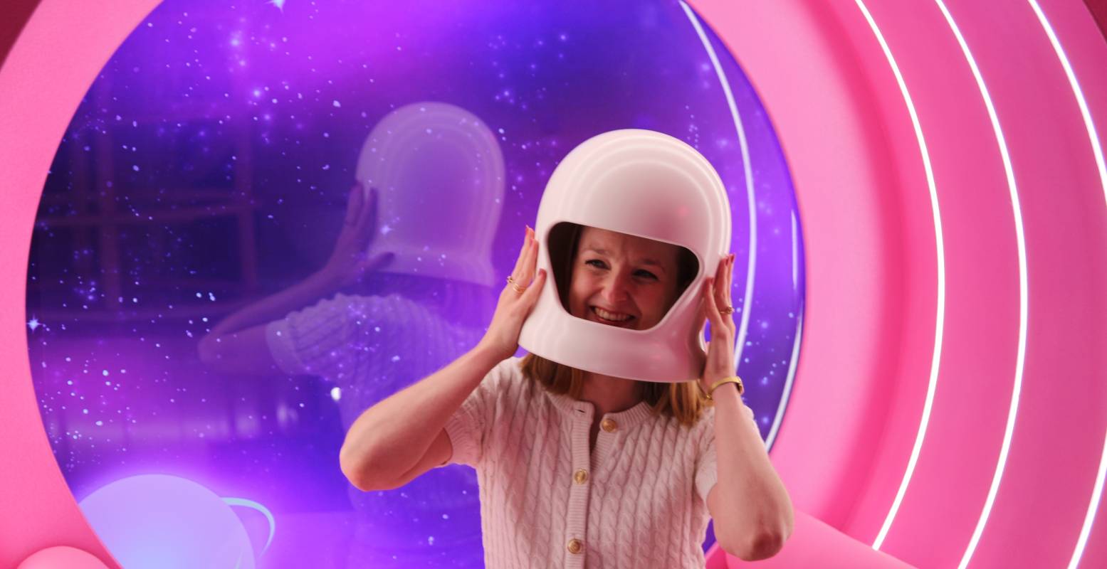 Met onze jaren '60 astronautenhelm op verkennen we de sterren. Foto: DagjeWeg.NL Elze van der Vies Met onze jaren '60 astronautenhelm op verkennen we de sterren. Foto: DagjeWeg.NL Elze van der Vies