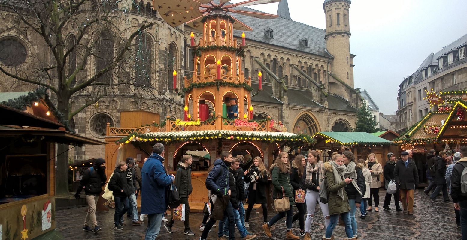 Ook overdag is het gezellig op de kerstmarkt in Bonn met zijn traditionele houten Duitse kersttoren vol ronddraaiende figuren. Foto: DagjeWeg.NL