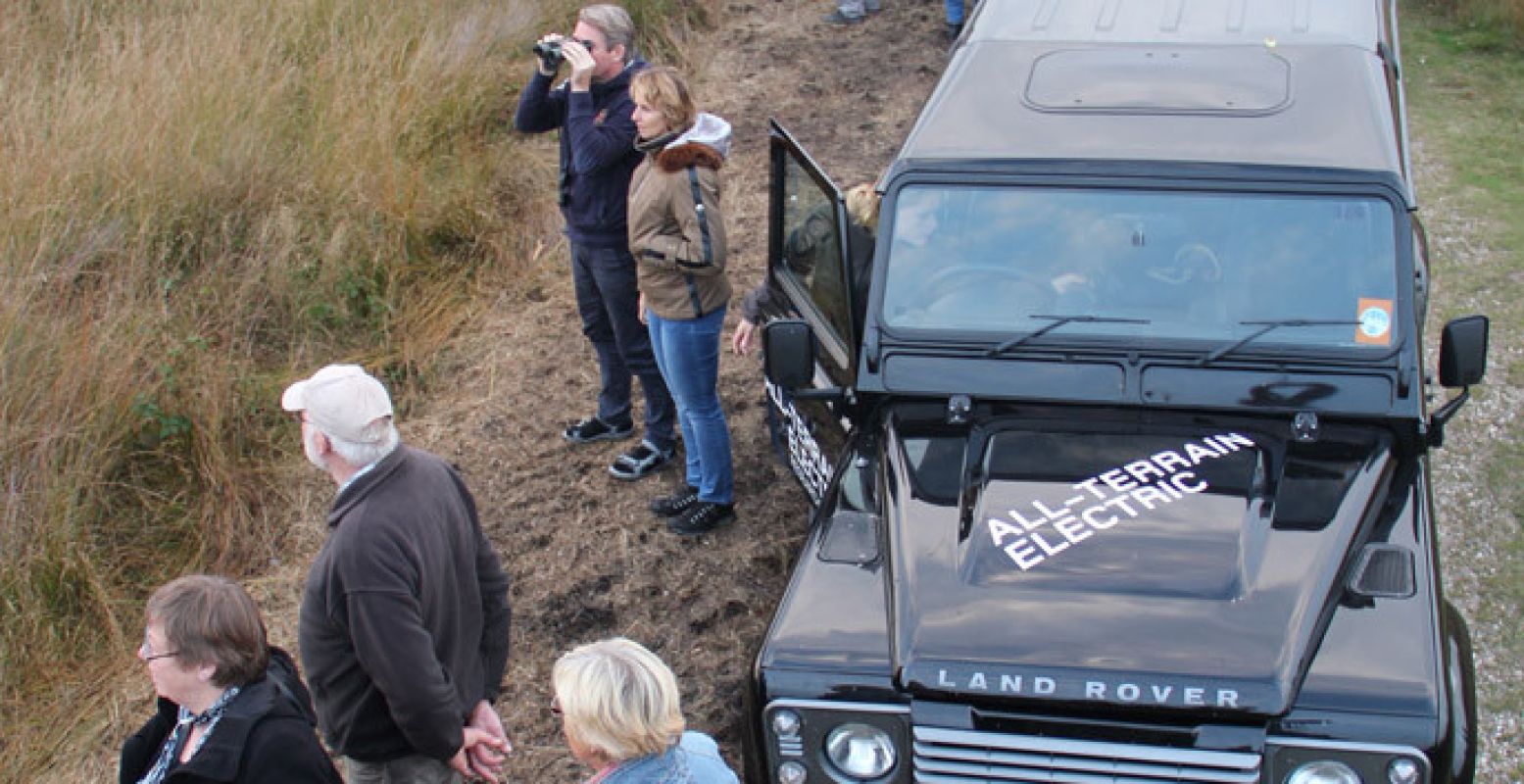 Met een jeep op pad. Verrekijker in de aanslag! Foto: Sjarif Haberham