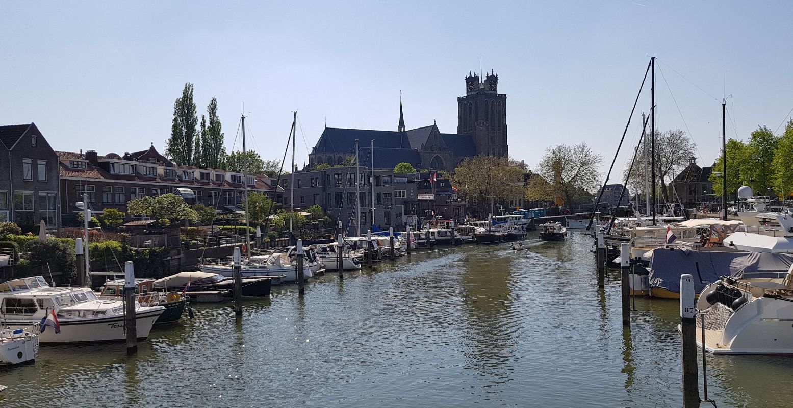 Dordrecht is een stad vol water. Hier kijk je over de Leuvehaven richting de Grote Kerk. Foto: DagjeWeg.NL @ Tonny van Oosten