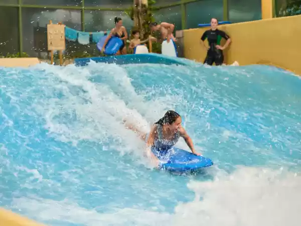 Echt surfen op de golven van de Flow Rider! Foto: Center Parcs © SanderBaks