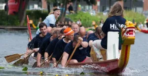 Kleurrijke drakenboten en spektakel op het kanaal