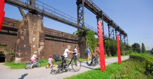 Tussen ketels en kolen in het Ruhrgebied In het vlakke Ruhrgebied kunt je prima fietsen. Er ligt een heel netwerk van fietspaden, zoals door Landschaftspark Duisburg Nord. Foto: © Thomas Berns