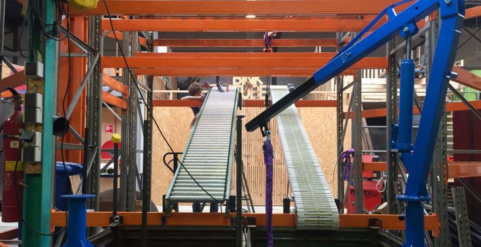 In de Staalslagerij in Rotterdam wordt een megamachine gemaakt, die in de Familiewerkplaats te zien is. Foto: Staalslagerij