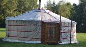 Overnacht in een warmgestookte Mongoolse yurt Aan de bouw van deze originele yurt is geen spijker te pas gekomen. Foto: DagjeWeg.NL
