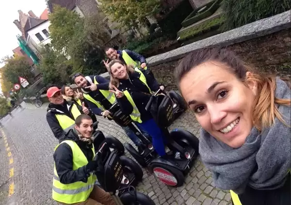 Segway Brugge Met de Segway over de keien. Foto: Segway Brugge