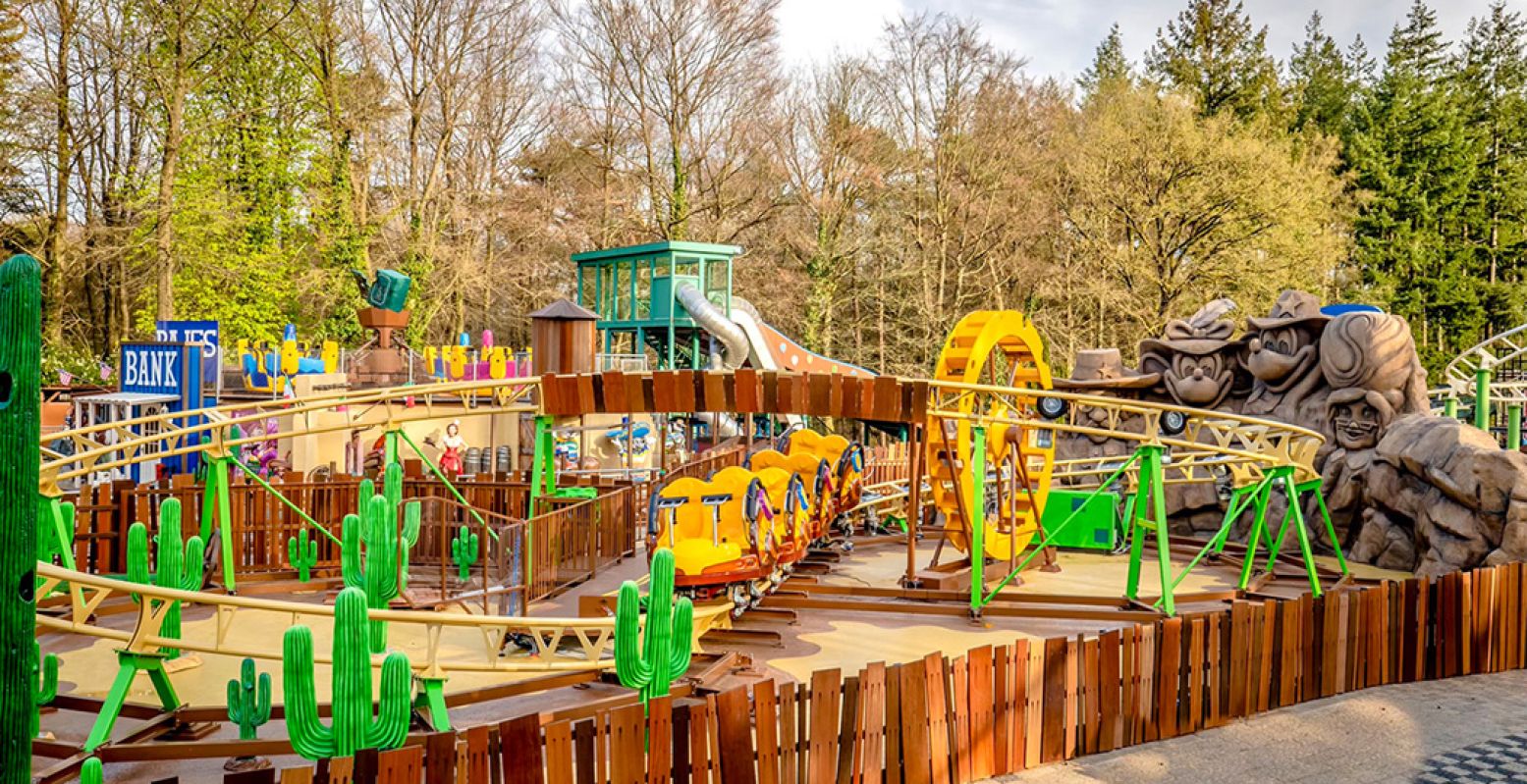 Test de nieuwe achtbaan in Kinderpretpark Julianatoren. Foto: Kinderpretpark Julianatoren