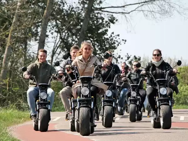 Tuf rond door de Betuwe op een stoere e-chopper. Foto: MultiGolf Maurik Tuf rond door de Betuwe op een stoere e-chopper. Foto: MultiGolf Maurik