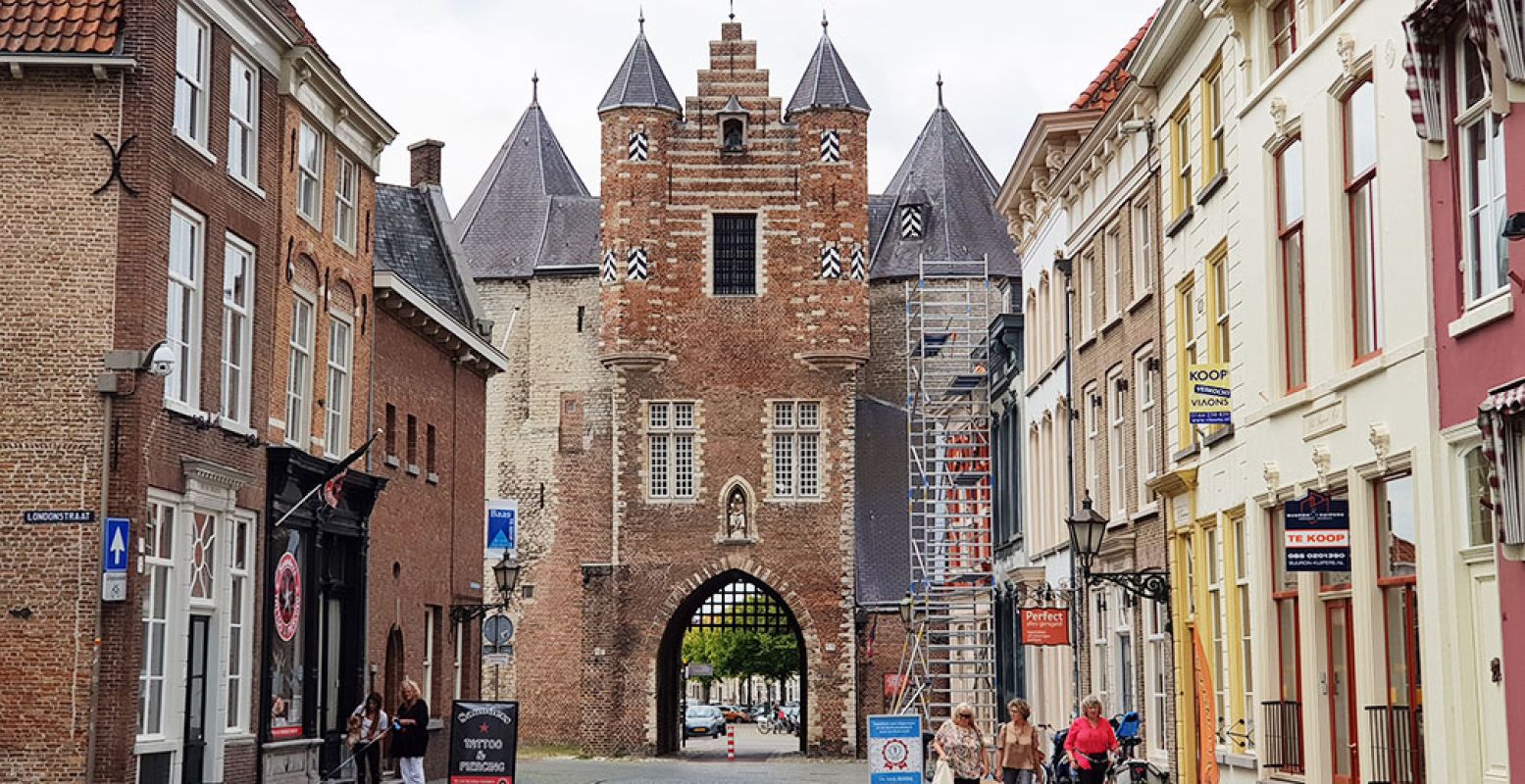 Aan het eind van de Lievevrouwestraat ligt de Gevangenpoort, het oudste gebouw van Bergen op Zoom. Te bezoeken van eind april tot eind oktober. De poort is van binnen nog helemaal middeleeuws. Foto: DagjeWeg.NL / Tonny van Oosten