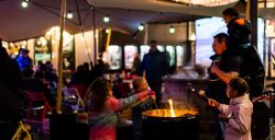 Geniet van lichtjes en glühwein op een kerstmarkt
