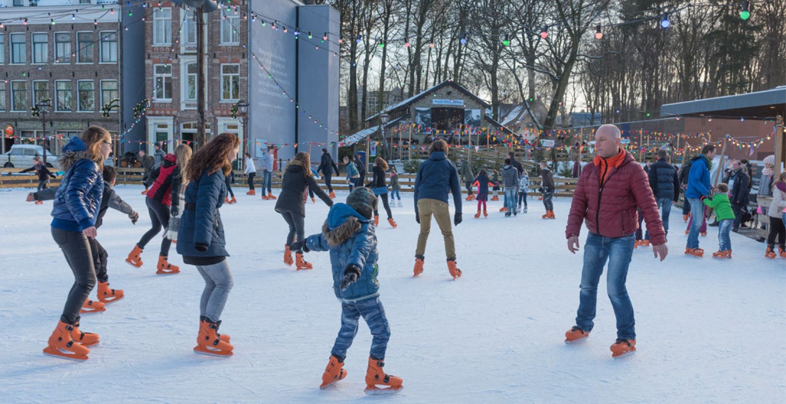 Samen een rondje op de schaats op de ijsbaan in het Openluchtmuseum. Foto: Nederlands Openluchtmuseum