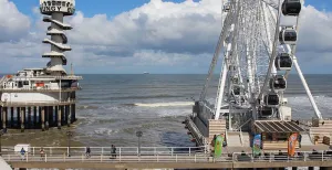 Plezier op De Pier: doe een dagje strand in Scheveningen In het reuzenrad zit je veertig meter boven zee. Foto: Redactie DagjeWeg.NL.