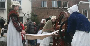 Kerst in Dickensstijl? Dit zijn de leukste Dickens Festijnen De wasvrouwen zijn hard aan het werk tijdens Dickens Festijn Deventer. Foto: Dickens Festijn Deventer