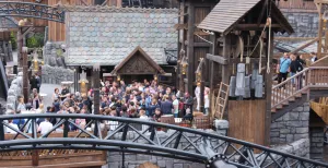 Phantasialand opent Klugheim: een must voor adrenalinefans Klugheim is een klein en mysterieus dorpje in de bergen. Foto: Coby Boschma.