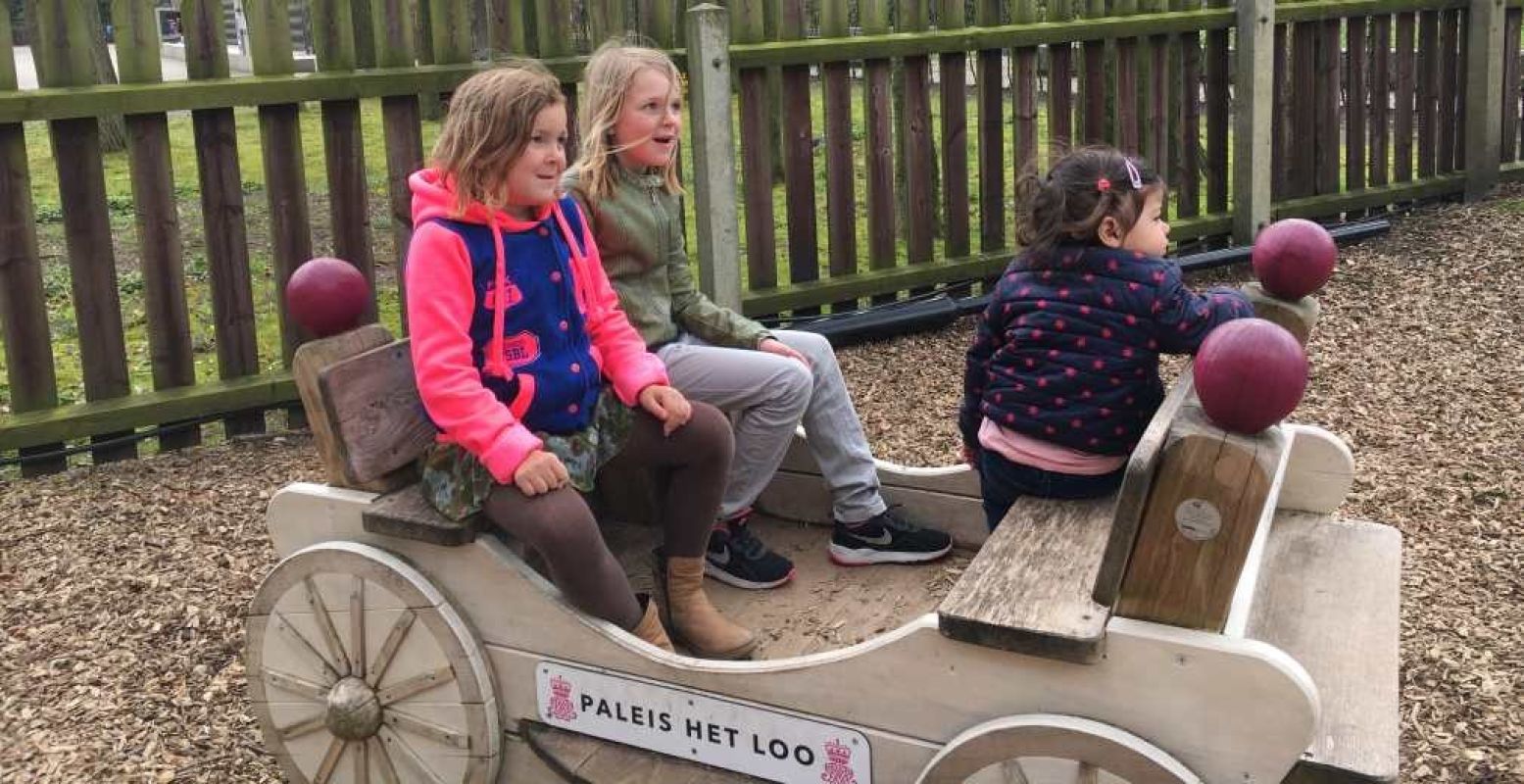 Een koets als wip in de speeltuin van Paleis Het Loo. Foto: Redactie DagjeWeg.NL.