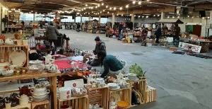 De leukste markten in december Er is van alles te vinden bij de Vintage|Antiek|Brocantemarkt in de loods van de Galvasnitasfabriek. Foto: Dirkson & Dirkson
