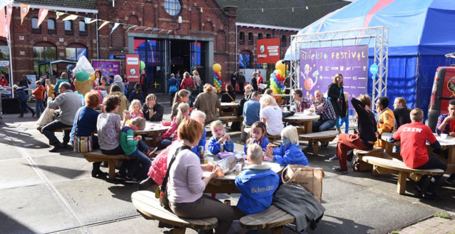 Gezellig samen eten op het plein. Foto: Cinekid Festival.