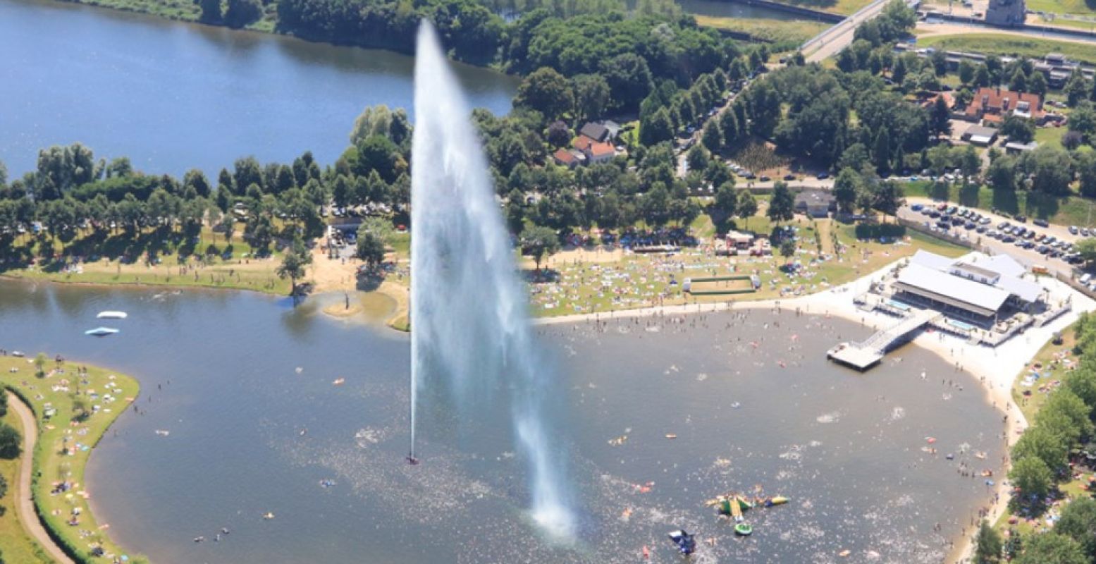 Bij Fun Beach kun je zwemmen, maar ook wakeboarden of flyboarden. Foto: Fun Beach