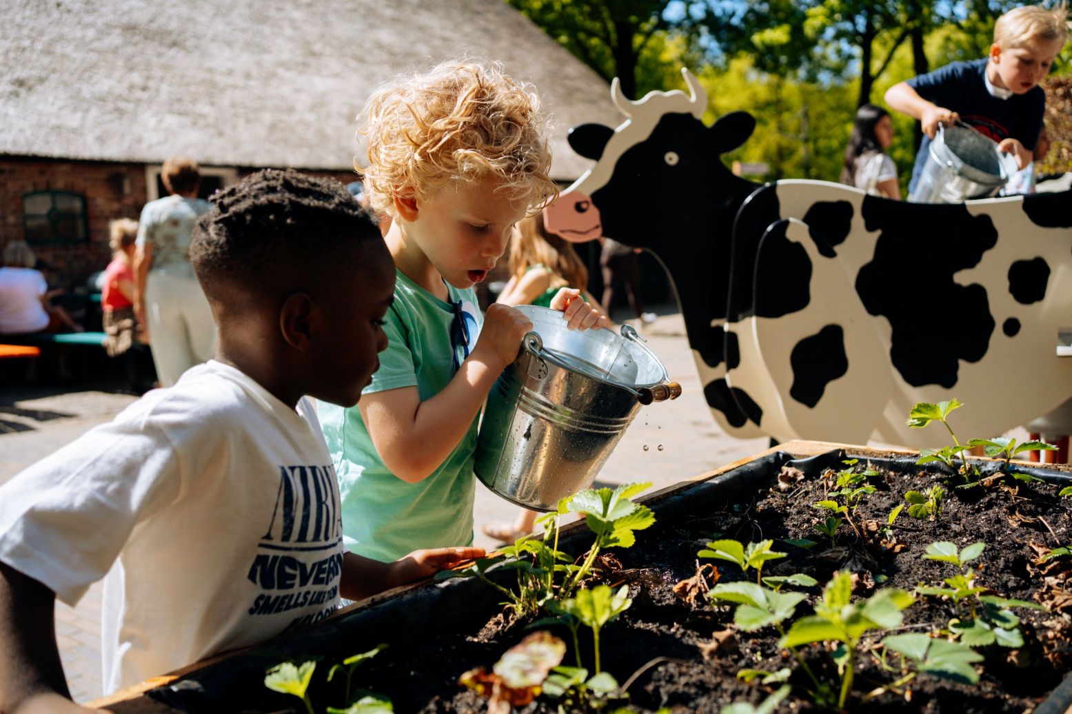 Met mooi weer is het Kindererf in het Nederlands Openluchtmuseum een fijne plek. Foto: Nederlands Openluchtmuseum © Linde Berends Fotografie