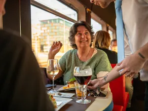 Bijzonder: uit eten in de trein. Foto: Dinner Train © Mo Barends