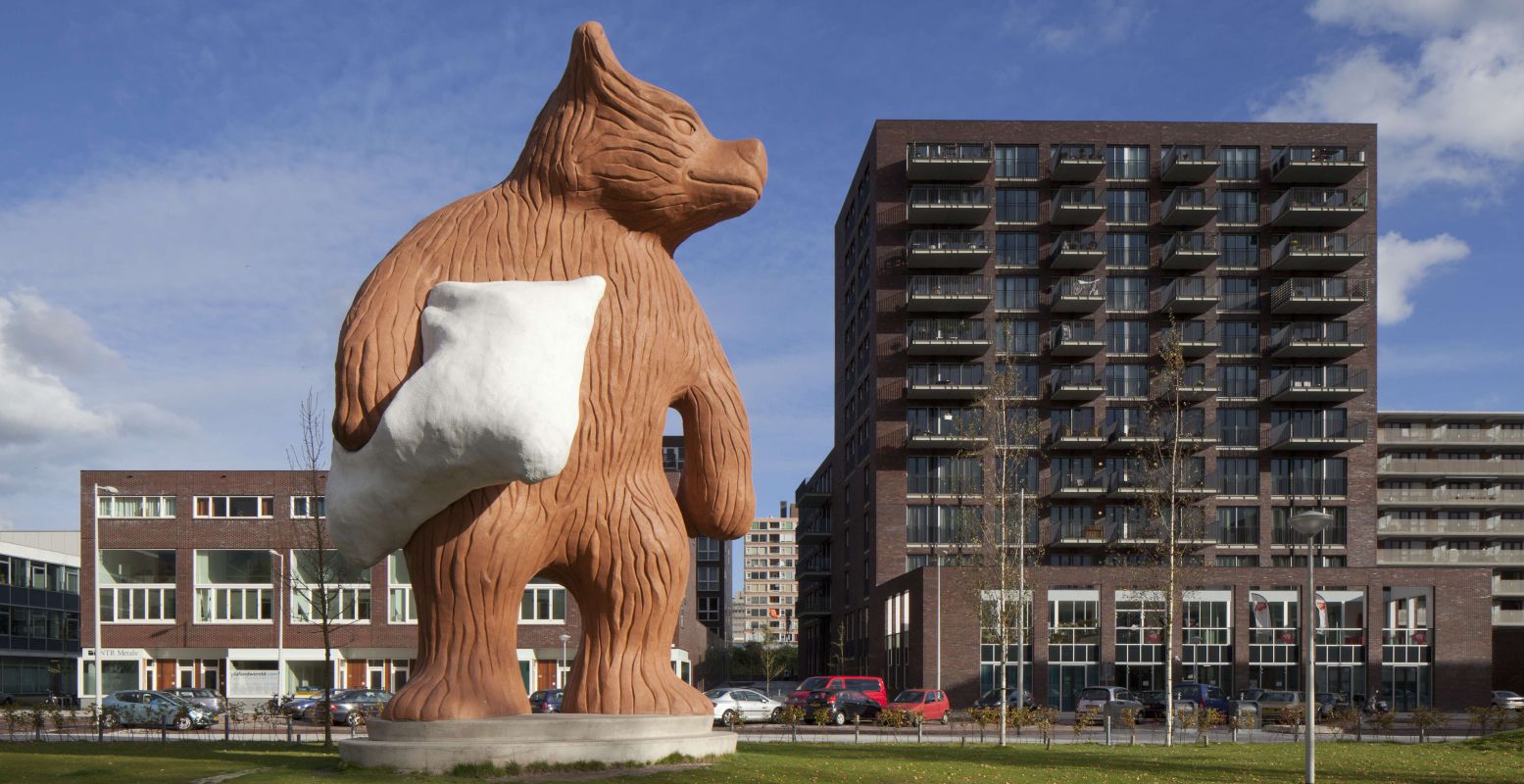 De Staalman bewaakt het Staalmanplein in Amsterdam-West. Foto: Studio Florentijn Hofman © Frank Hanswijk