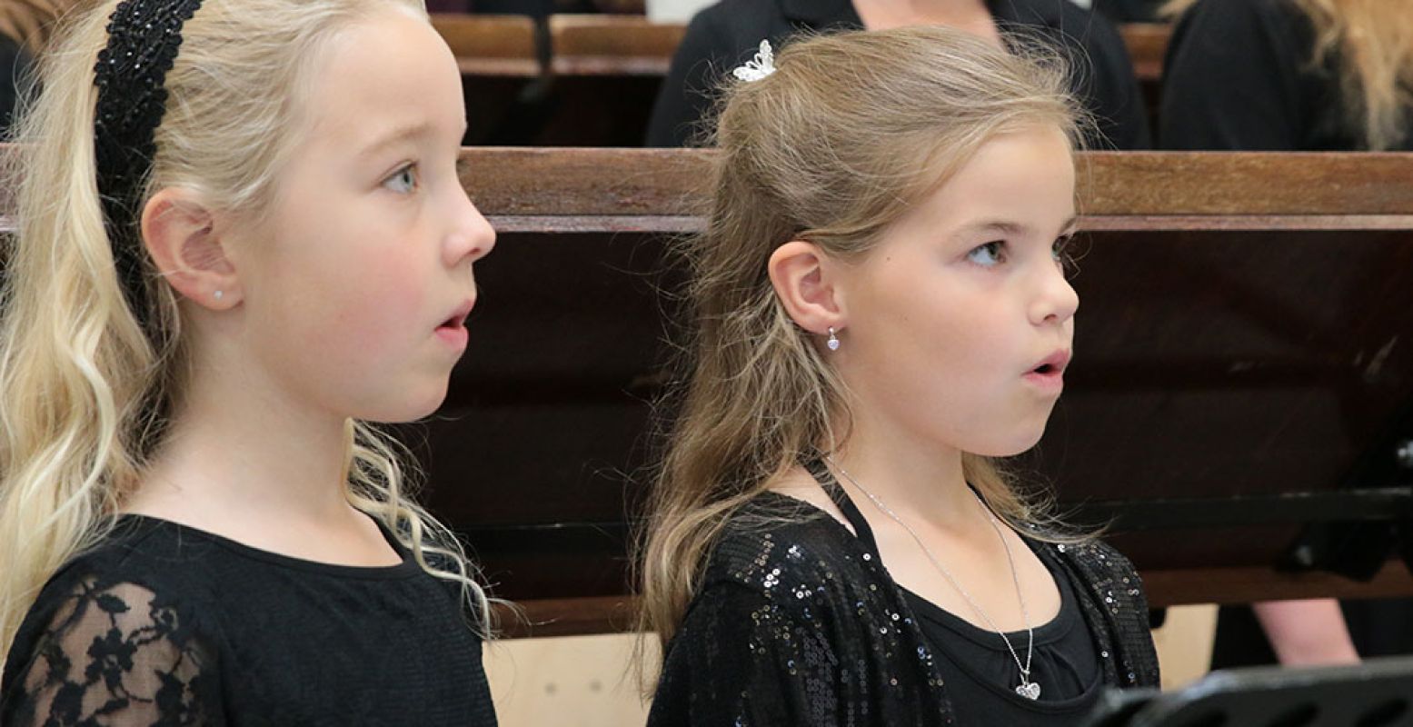 Twee leden van het Roter Meisjeskoor in actie tijdens een concert. Foto: Roter Meisjeskoor