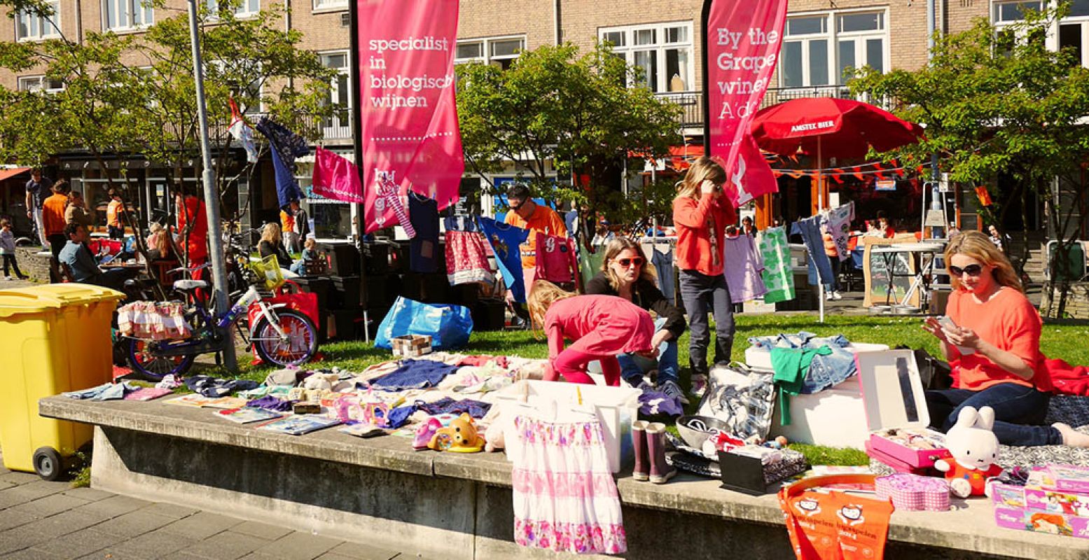 Struin gezellig alle vrijmarkten af, of strijk zelf op een kleedje neer. Fotograaf:  amsfrank . Licentie:  Sommige rechten voorbehouden . Bron:  Flickr.com .
