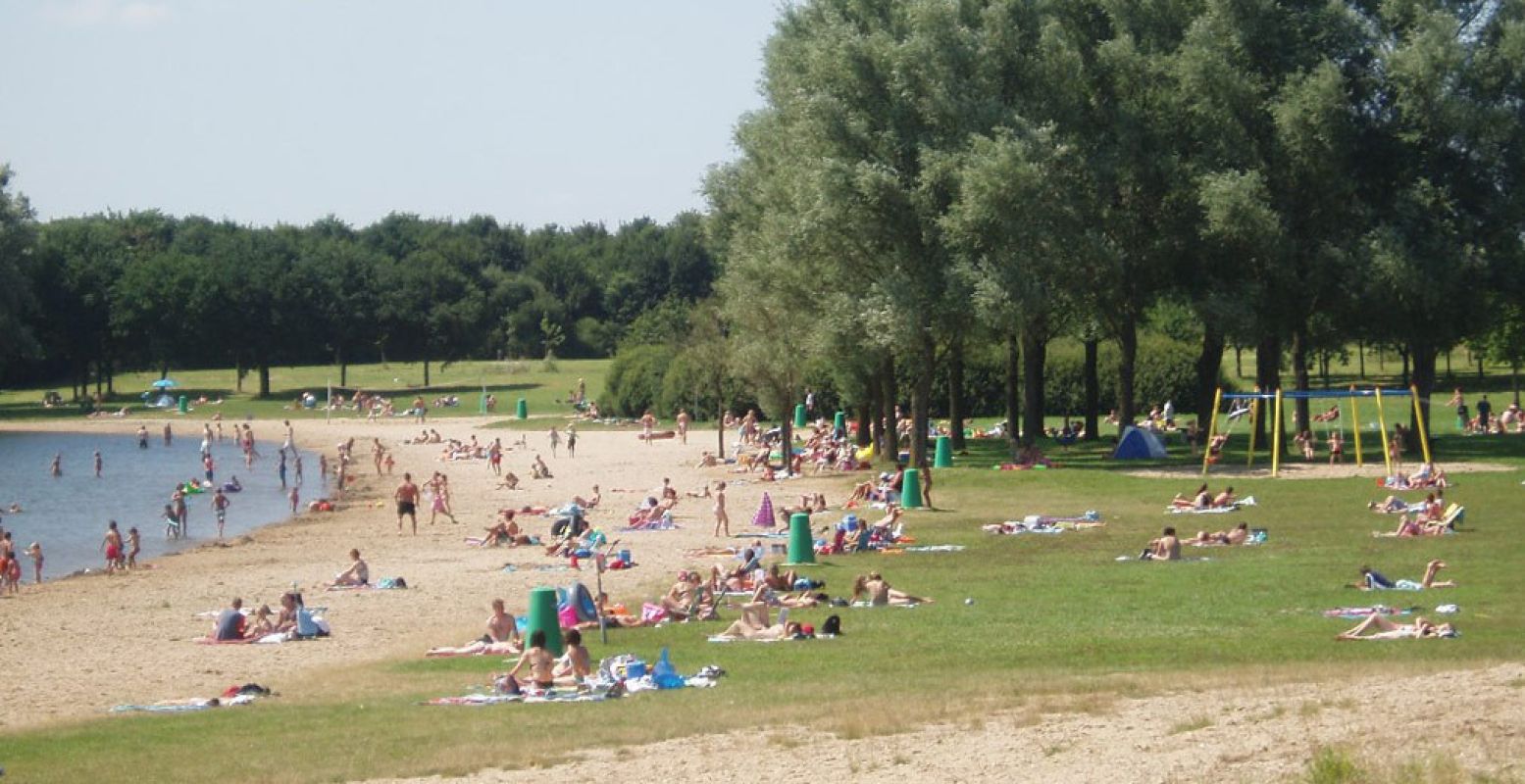 De kids vermaken zich op de speeltoestellen van De Groene Heuvels. Foto: Leisurelands.