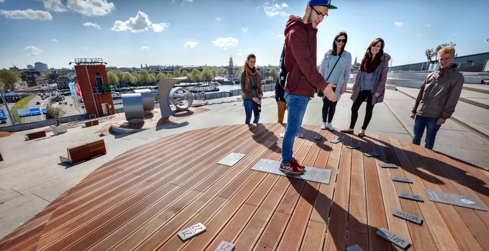 Spelen voor zonnewijzer. Het dakterras van NEMO Science Museum is een belevenis. Foto: NEMO Science Museum © DigiDaan