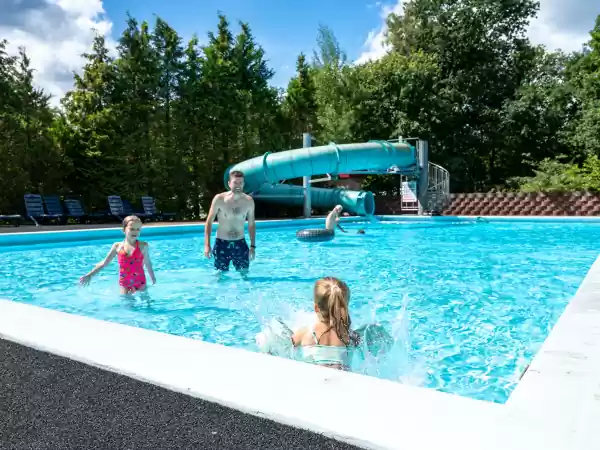 Tijd voor een verfrissende plons in het zwembad. Foto: Veluwecamping 't Schinkel © Maartje Smit Tijd voor een verfrissende plons in het zwembad. Foto: Veluwecamping 't Schinkel © Maartje Smit