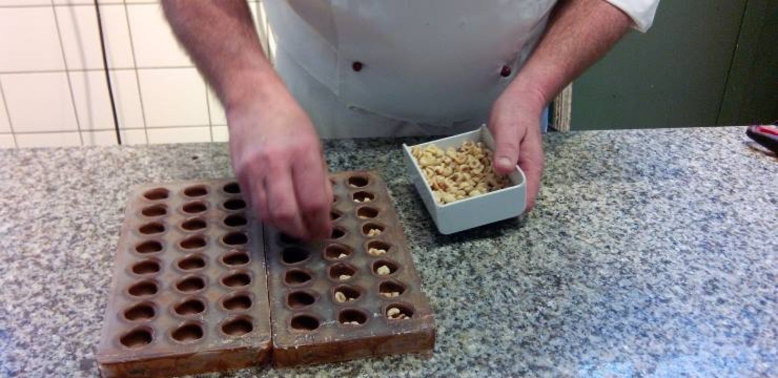 De bonbons worden gevuld met hazelnoten. Foto: DagjeWeg.NL