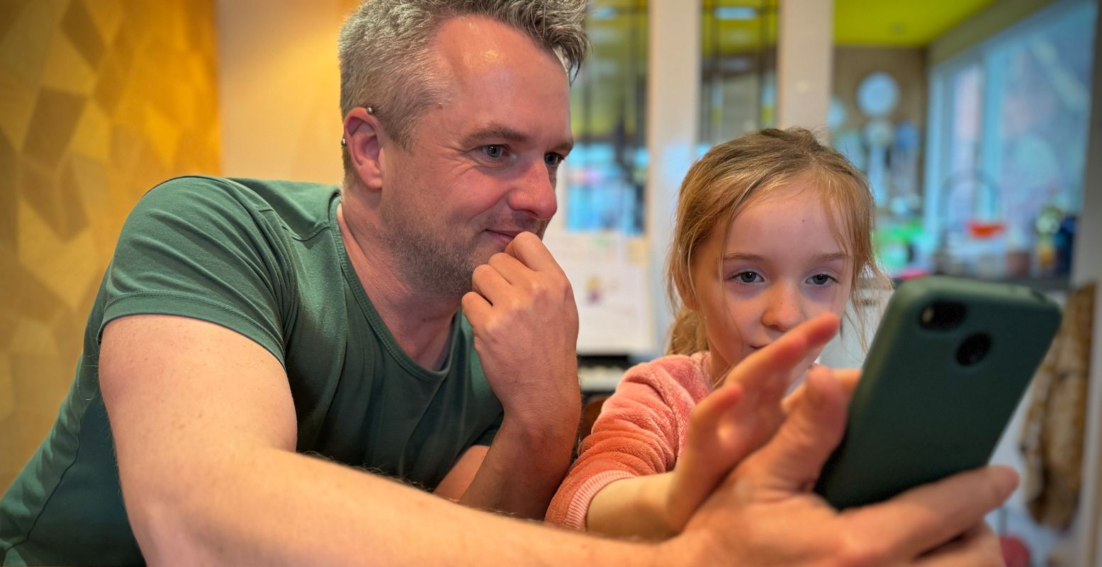 Hoe ga je als ouder en kind om met de smartphone? Ontdek het op My First Smartphone Festival. Op de foto Arjen Pas, hoofd Programmering Beeld & Geluid, met zijn dochter Kaïa. Foto: Beeld & Geluid