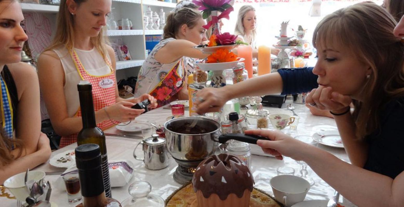 Verwen jezelf met een heerlijke workshop en maak meteen iets lekkers voor een ander! Of geef een workshop cadeau. De vrolijke workshops van Choco Loca bijvoorbeeld. Het kan al vanaf twee personen, of online! Foto: Choco Loca