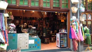 Lekker shoppen in Utrecht Drink een bakje koffie bij Doenya en zoek een paar leuke laarzen uit. Foto: Annette van den Berg.
