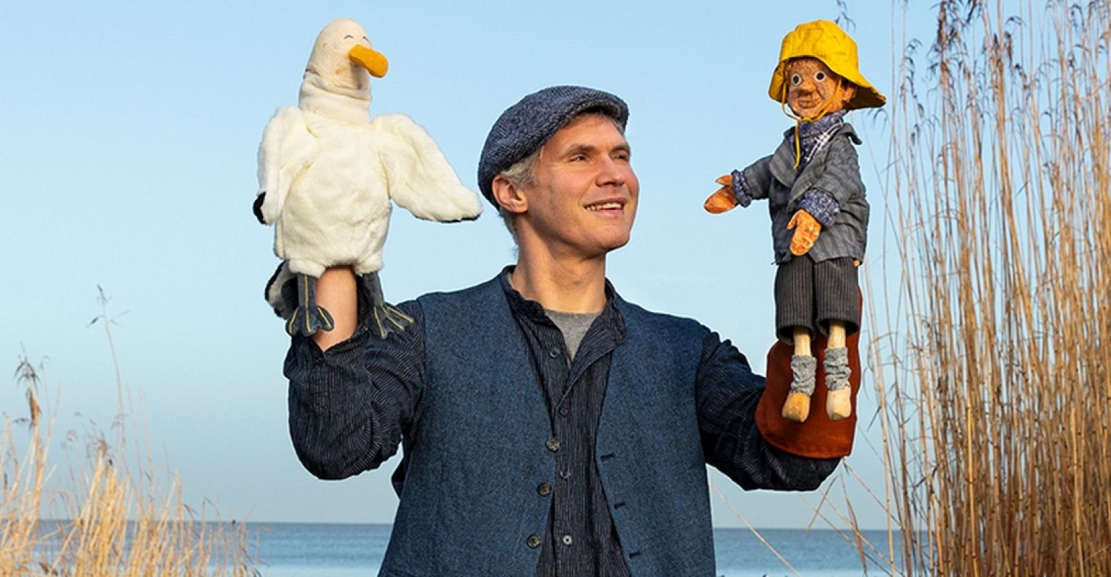 Het Zuiderzeemuseum opent net voor de voorjaarsvakantie een nieuwe kinderroute. Verder geeft poppenpeler Egon Adel twee poppenkastvoorstellingen per dag over Marretje de meeuw. Foto: Zuiderzeemuseum © Madelon Dielen