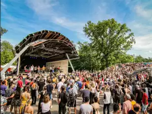 Vondelpark Openluchttheater Loop binnen en geniet gratis van een voorstelling. Foto: Vondelpark Openluchttheater