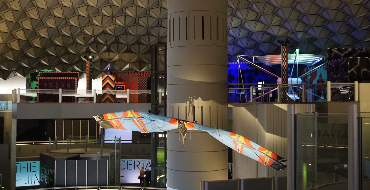 Een kijkje naar de Future Fair, met rechts de metalen zweefmolen die een virtuele tijdmachine blijkt te zijn. Foto: DagjeWeg.NL Â© Tonny van Oosten