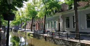 Dagje Amersfoort: de leukste uitstapjes en bezienswaardigheden Aan een van de grachtjes in het mooie Amersfoort ligt het Mondriaanhuis. Foto: Mondriaanhuis © Wil Groenhuijsen