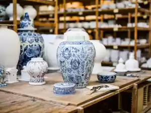 Bekijk ook hedendaagse werken, zoals deze stoere vaas met tattoomotieven. Foto: Royal Delft Museum
