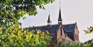 Dagje Breda? Dit is er te doen! Vlak bij het centrum zie je de torens van Het Klooster Breda al boven het groen uitsteken. Ga hier zeker even langs om hun bijzondere appeltaart te kopen. Lekker en je steunt meteen een goed doel. Foto: Het Klooster Breda