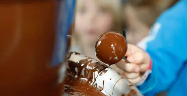Smullen van chocola op het Chocoa Festival