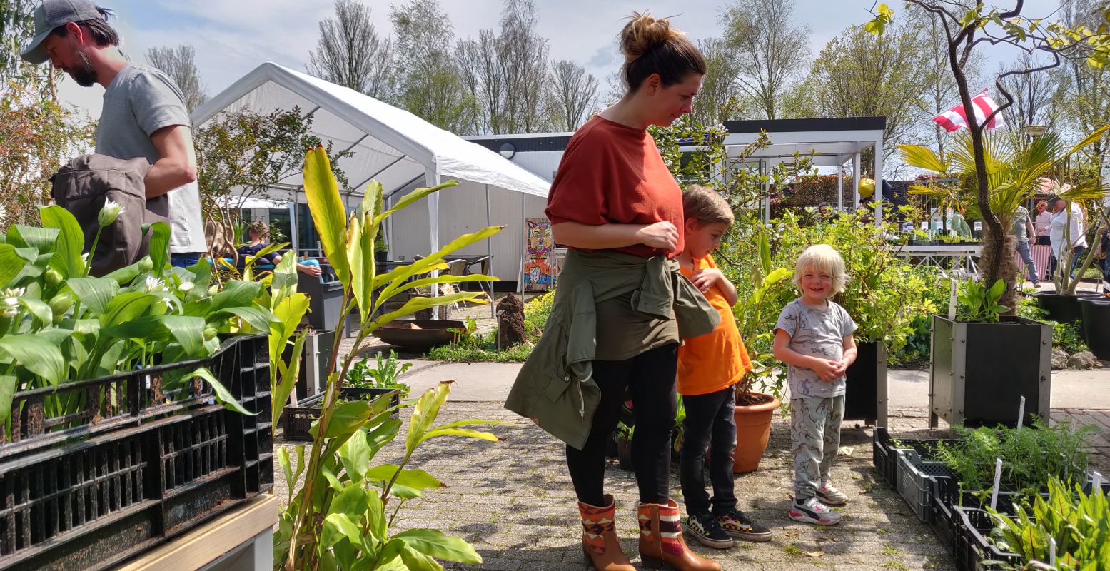 In Hortus Alkmaar geniet je op Moederdag met je kind van rust, een heleboel planten, vers kopje kruidenthee en mooie muziek. Foto: © Hortus Alkmaar