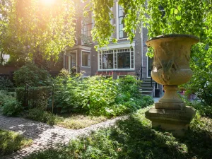 Wandel ook door de aangrenzende grachtentuin. Foto: Huis Marseille © Eddo Hartmann