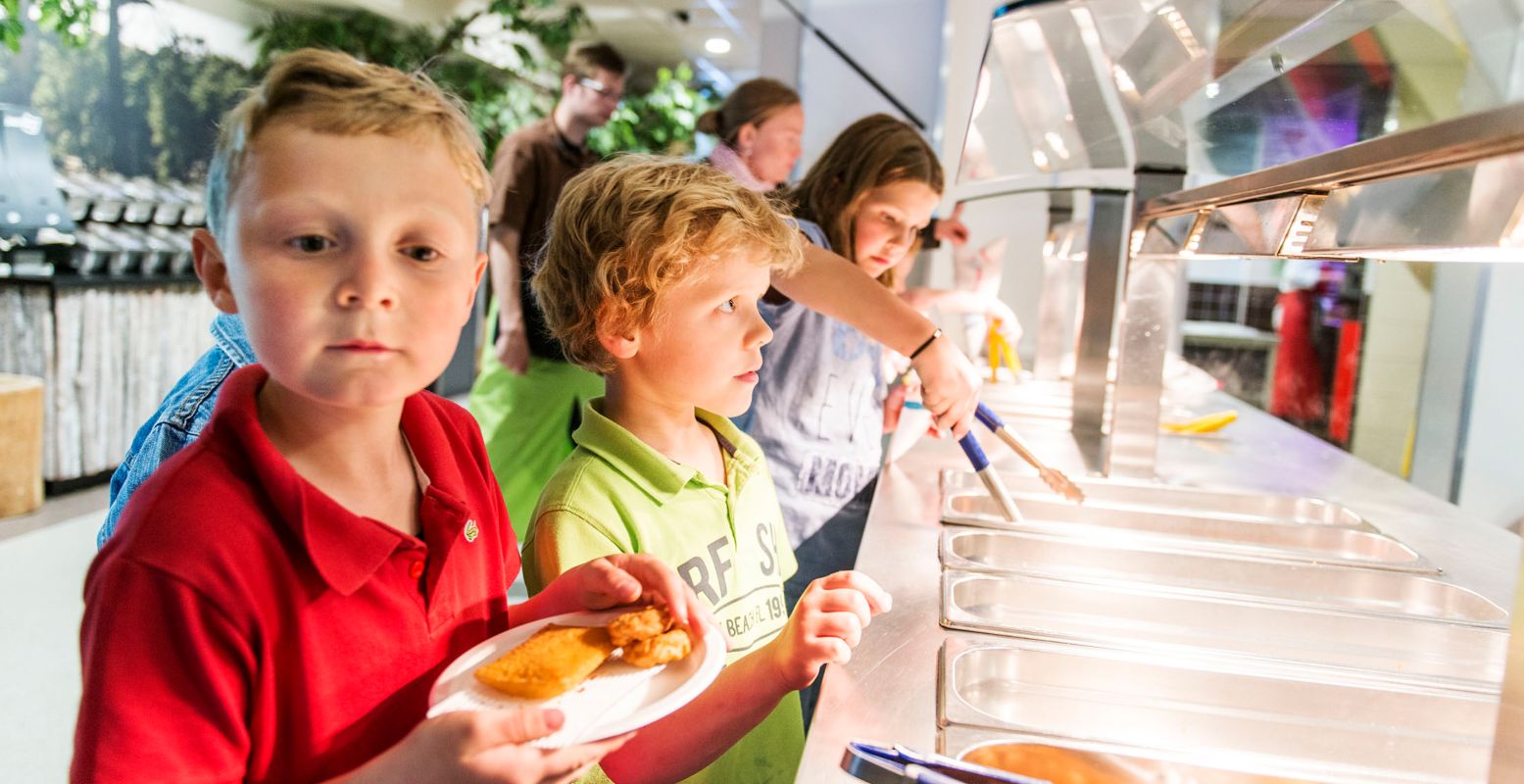 Pak wat je wilt bij de frietkar. Foto: Duinoord