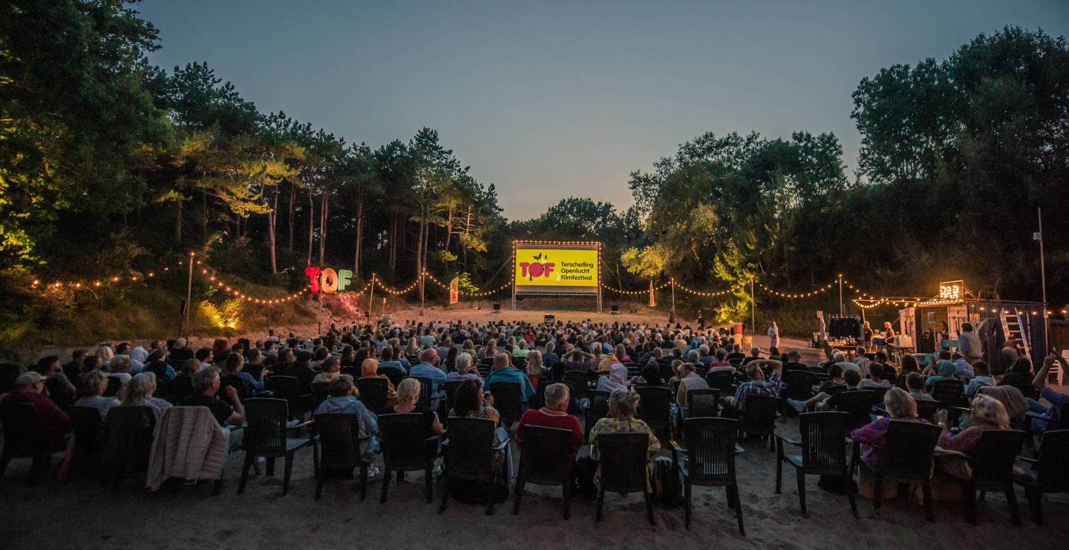 Film kijken tussen de duinen, het kan in augustus op Terschelling. Foto: Terschelling Openlucht Filmfestival © Berbe Rinders Film kijken tussen de duinen, het kan in augustus op Terschelling. Foto: Terschelling Openlucht Filmfestival © Berbe Rinders