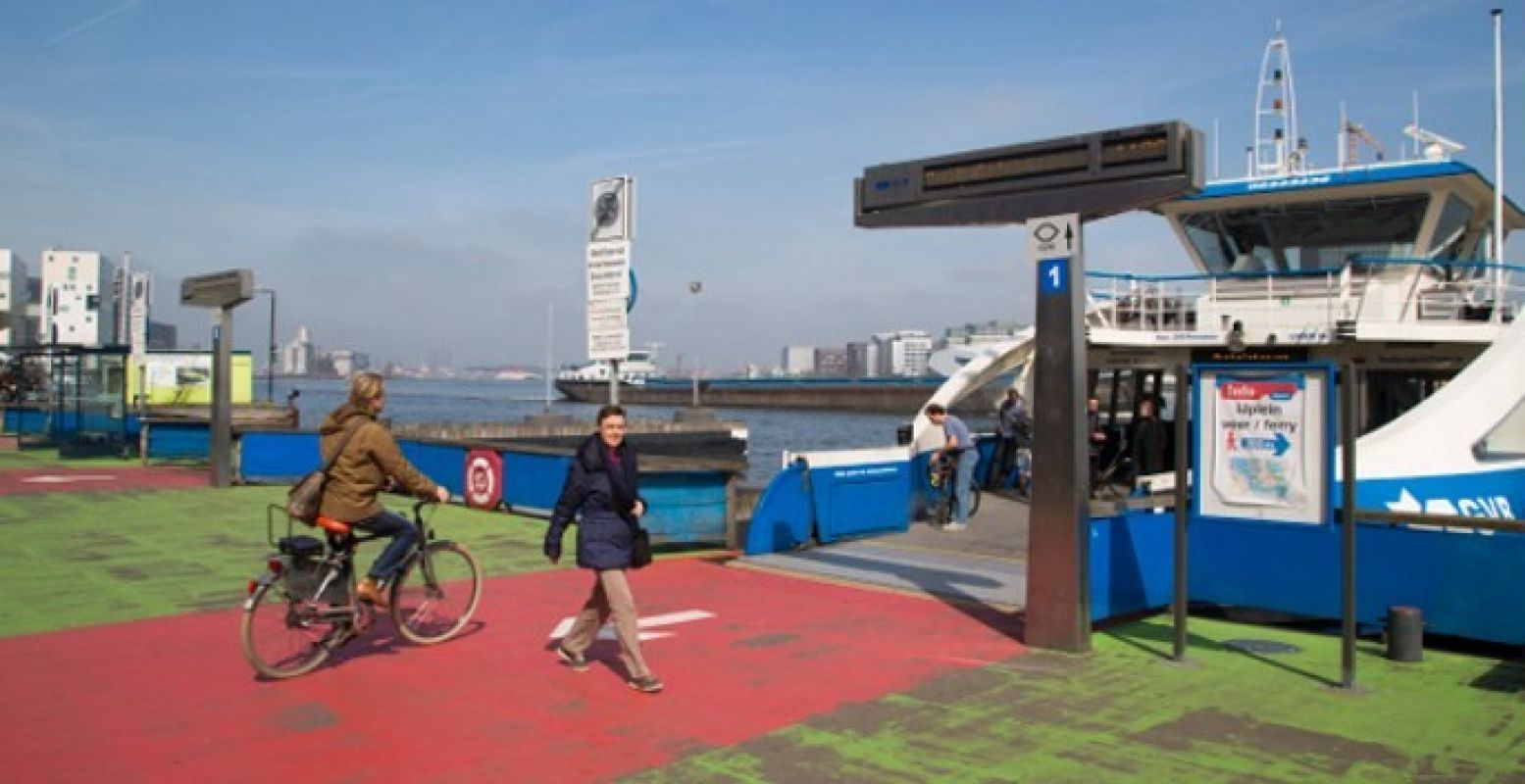 Tijdens de Dag van de Architectuur kom je in Amsterdam bijvoorbeeld een verhalenverteller op het pontje tegen. Foto:  Matthijs Borghgraef