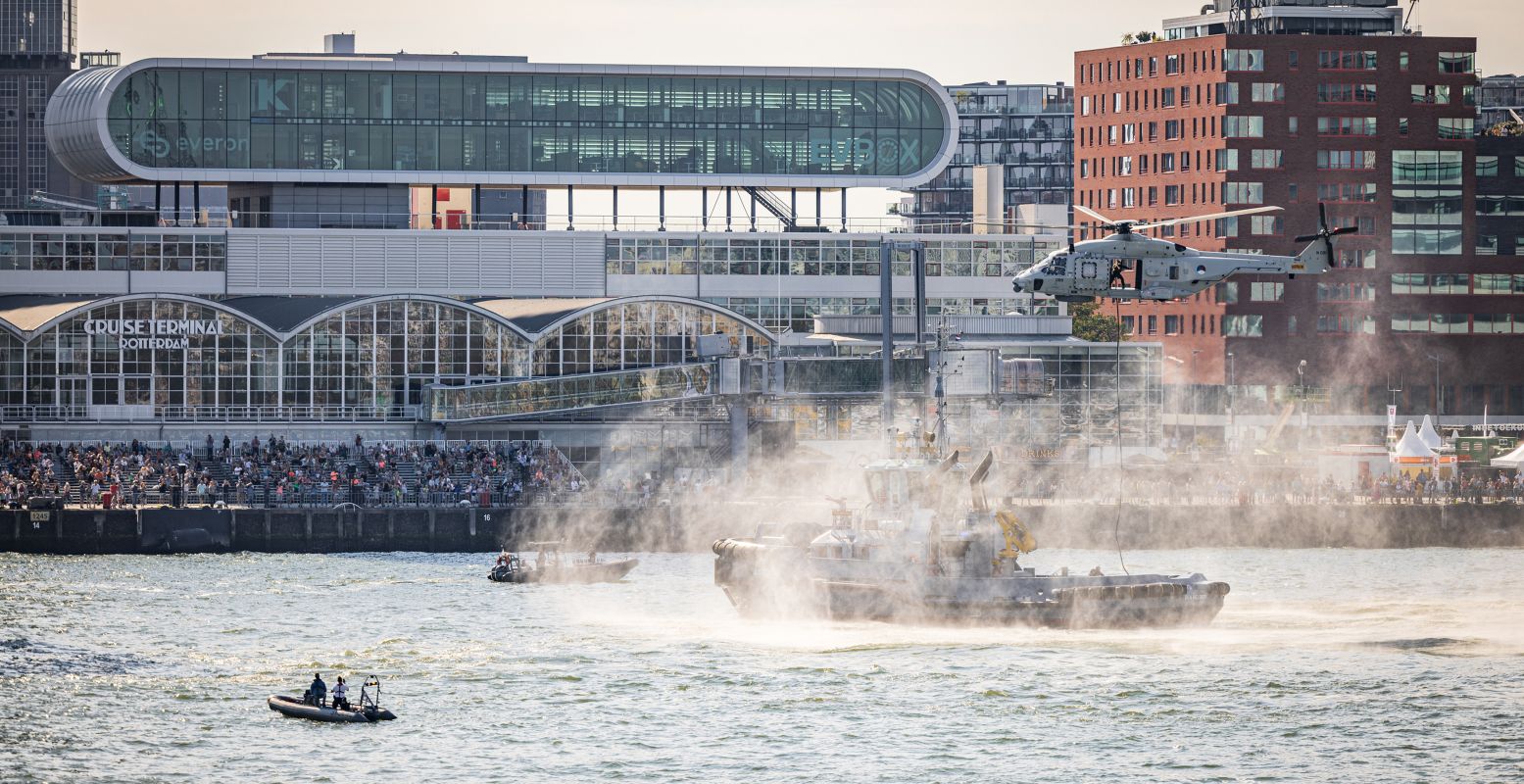 Volle tribunes bij de demonstraties in de Maas tijdens de Wereldhavendagen. Foto: Wereldhavendagen © Anne Reitsma