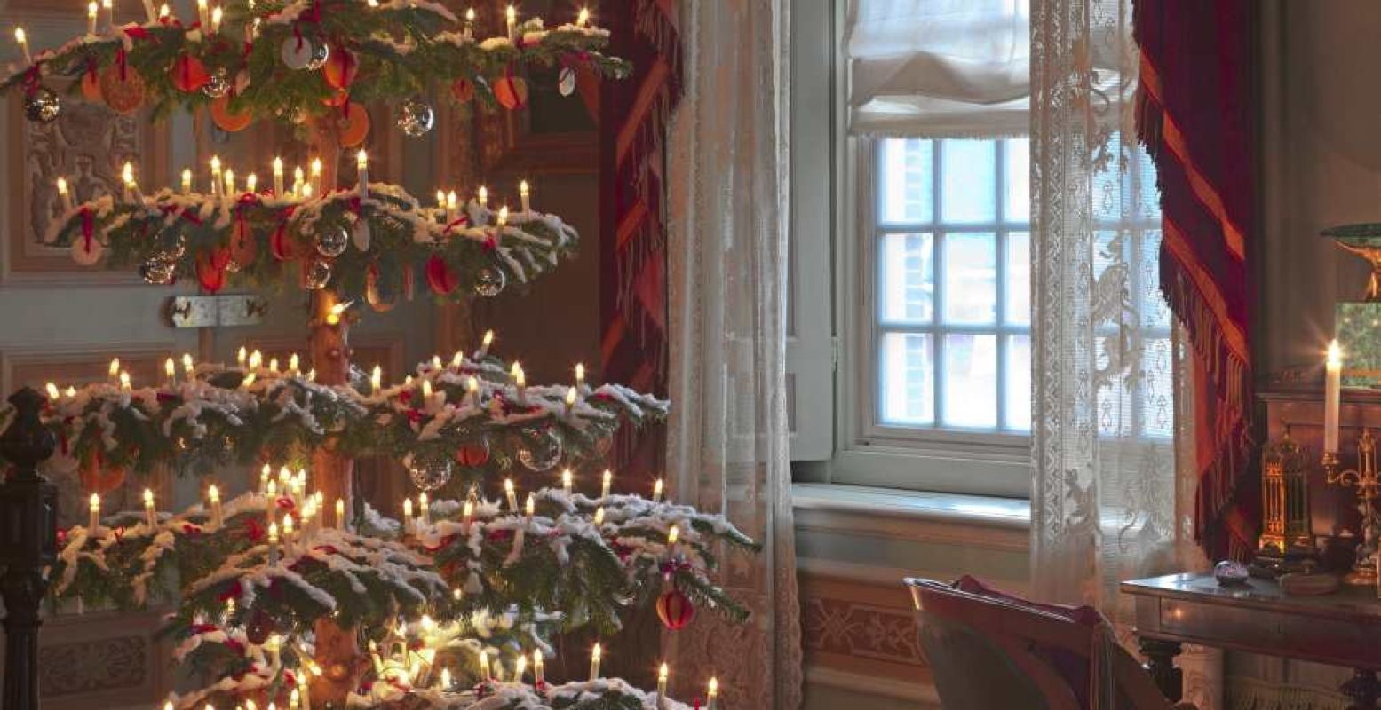 Een rijkelijk versierde kerst bij Winterpaleis Het Loo. Foto: Paleis Het Loo © Hesmerg