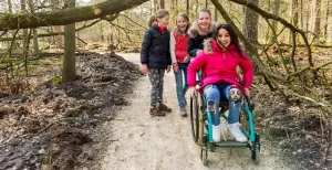 Trek naar buiten met de kinderen Veel OERRR natuurspeeltuinen van Natuurmonumenten zijn toegankelijk voor álle kinderen, ook kinderen met een beperking. Foto: Natuurmonumenten © Rene Koster