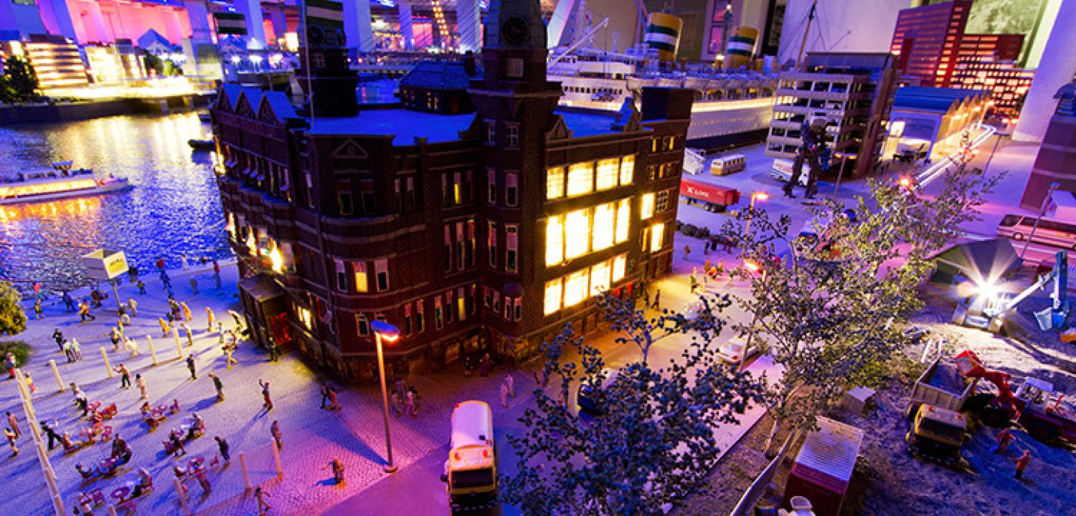 Een dag duurt vierentwintig minuten in de miniatuurwereld. Bekijk alle mooie lichtjes! Foto: Miniworld Rotterdam.